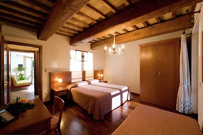 Villa moderna a Cannara con piscina