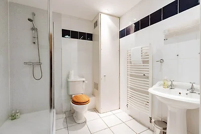Serene 2-Bedroom Cottage in Dorrington, No...