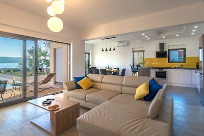 Luxuriöse Villa in Turanj mit Pool