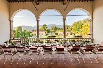 Luxusvilla und Pool in Lucca