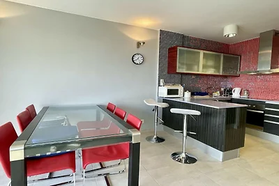 Apartment for 6 people near sand beach