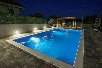 Villa in Glavica mit Schwimmbecken