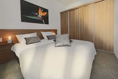 Modernes Ferienhaus mit dekorativem Kamin