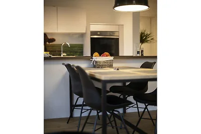 Q-Stall, Apartment 04