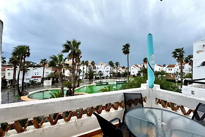 Apartamento con piscina y vistas a campo de G...