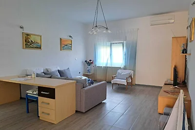 Spacious Urban Retreat Apartment with Terrace...