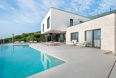 Villa in Ravni mit Schwimmbecken