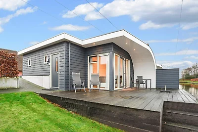 Bungalow mit Sauna und Whirlpool, in einem...