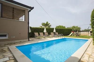 Ferienhaus in Tinjan mit Schwimmbecken