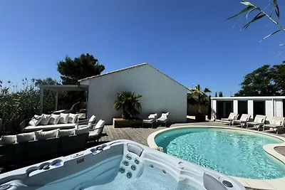 Villa in Aigues-Mortes mit Pool & Blick