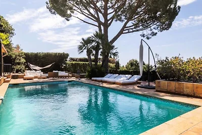 Villa in La Roquette mit Meerblick und Pool