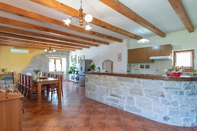 Vakantiehuis in Pićan met zwembad