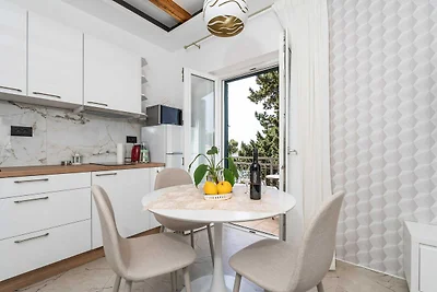 Appartement met ייn slaapkamer en balkon