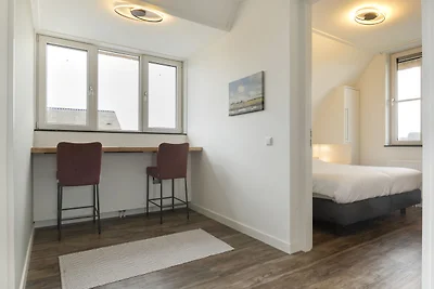 Chic Villa mit einem Kamin in Tjekemeer