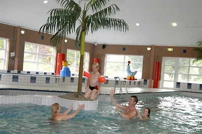 Villa in Friesland mit Garten am Wasser