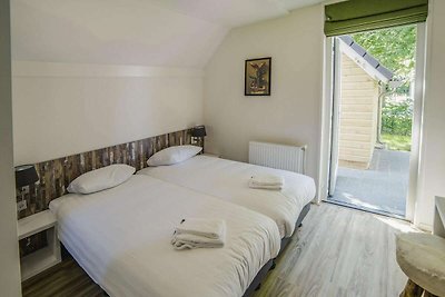 Mooie villa met veranda bij vakantiepark