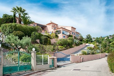 Lussuosa villa a Les Issambres con piscina e...