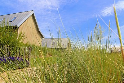 Moderne Lodge am Wasser in einem Nationalpark