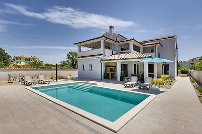 Moderna villa con piscina a Premantura