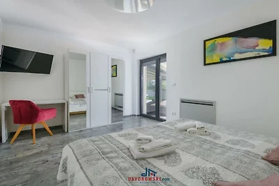 Villa in Juršići mit Schwimmbecken