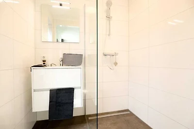 Villa am Wasser mit großzügiger Dachterrasse