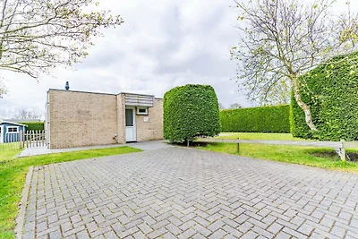 Geschmackvoll eingerichteter freistehender...