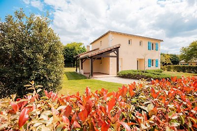 Moderne Villa mit großem Garten