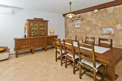 Villa in Bogomolje mit Schwimmbecken