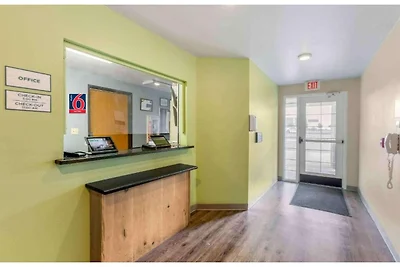 1 Queensize Bed | Ada/ri Douche/nsmk/keuken