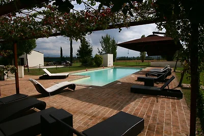 Moderna casa vacanze con piscina a Foligno