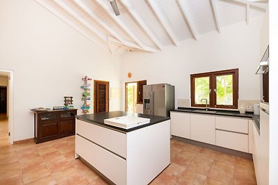 Charming Holiday Villa in Jan Thiel with Pool
