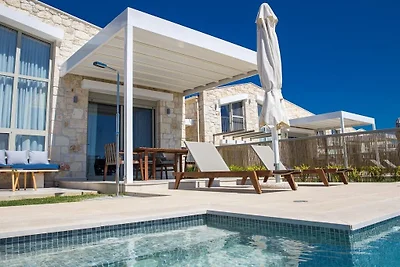 Villa in Nikiti mit Schwimmbecken