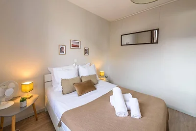 An den Toren des Kaiserlichen Palastes, 4.