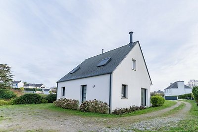 Neues Haus mit Pool in der Nähe des Meeres