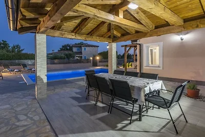 Villa in Sveti Lovreč mit Schwimmbecken