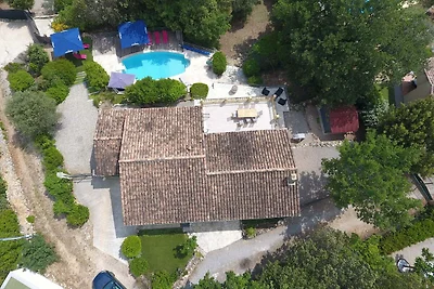 Ferienhaus mit großem Garten und Pool