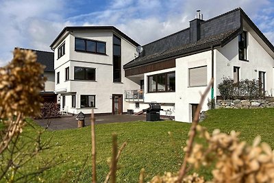 Modernes Split-Level Haus nahe am Hennesee