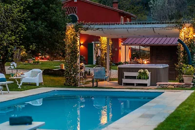 Boerderij in Lucca met zwembad en jacuzzi