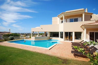 Luxuriöse Villa mit privatem Pool