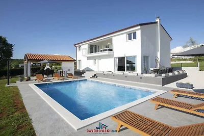 Villa in Višnjan mit Schwimmbecken