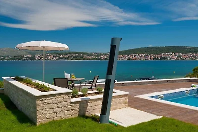 Villa in Okrug Gornji mit Schwimmbecken