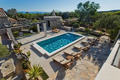 Villa in Bogomolje mit Schwimmbecken