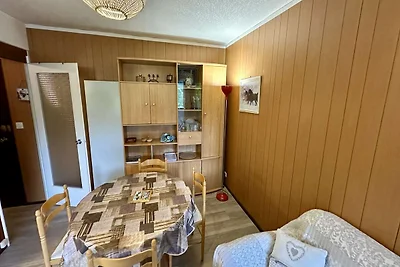 Alpenhütte in der Nähe der Forststraße