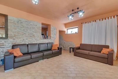 Elegante villa con piscina a Piandimeleto