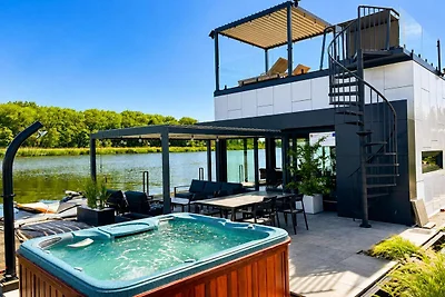 Komfortables Haus am Wasser mit Whirlpool