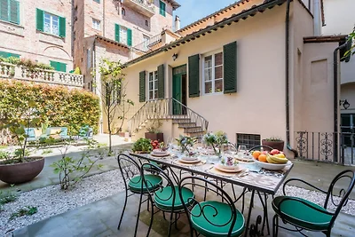 Villa a Lucca vicino alla Cattedrale San...