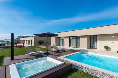 Nowoczesna willa Daleo z jacuzzi w Labinci