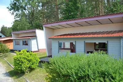 Summerland z kajakiem na jeziorze