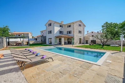 Villa in Višnjan mit Schwimmbecken