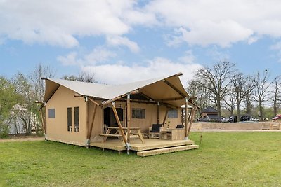 Tenda di lusso con doccia e cucina, in un cam...